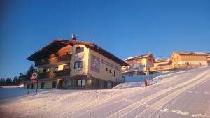 un edificio sobre una pendiente cubierta de nieve en Ferienhaus Fanningberg, en Weisspriach