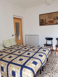 Rúm í herbergi á Appartamento Borno Giardino B&B