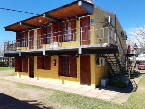 Il comprend un balcon et des escaliers. dans l'établissement Remanso Apart Hotel, à Termas del Daymán
