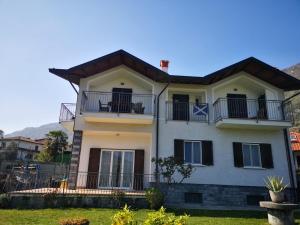 Una gran casa blanca con balcones. en VILLA AS Campo Marzio en Lenno