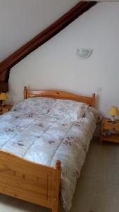 1 dormitorio con 1 cama con marco de madera en BOYRIE Daniel et Hélène, en Gavarnie