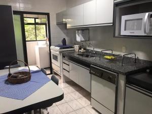 Virtuvė arba virtuvėlė apgyvendinimo įstaigoje Apartamento - Guarujá Marechi