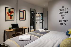 Cama ou camas em um quarto em Latroupe Jacobs Inn