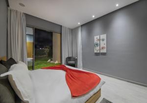 Letto o letti in una camera di Palms Edge Villas avec Piscine & Jardin Privés