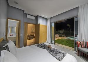 Letto o letti in una camera di Palms Edge Villas avec Piscine & Jardin Privés