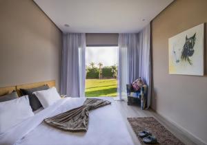 מיטה או מיטות בחדר ב-Palms Edge Villas avec Piscine & Jardin Privés