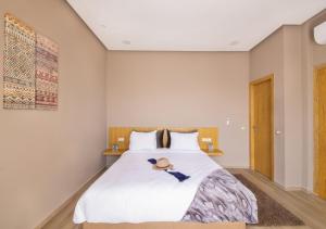 Letto o letti in una camera di Palms Edge Villas avec Piscine & Jardin Privés