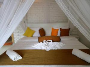 מיטה או מיטות בחדר ב-3Arch Eco Cottage Ella