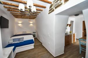 Postel nebo postele na pokoji v ubytování CHARMING 2BR Hilltop Serenity Suite, Lively Greek Village