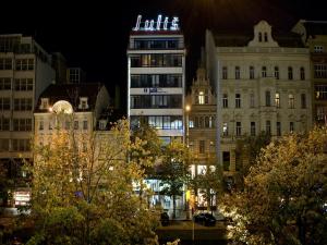 布拉格的住宿－EA朱莉斯酒店，一座高大的建筑,上面有灯光标志