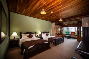Trapp Family Lodge Monteverde tesisinde bir odada yatak veya yataklar
