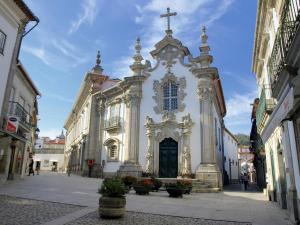 una chiesa con una croce sulla parte anteriore di Apartamento das Malheiras a Viana do Castelo