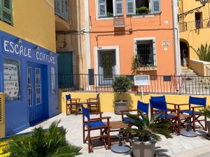 a patio with chairs and tables in a courtyard at Les Sablettes in Menton
