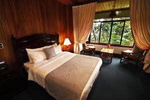 a hotel room with two beds and two lamps at Trapp Family Lodge Monteverde in Monteverde Costa Rica