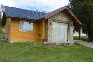 una pequeña casa con techo azul en Altos Del Molino en Trevelín