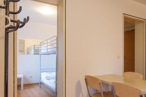 a dining room with a table and a bunk bed at 1, 2, sleep Hostel Nürnberg Messe in Nürnberg