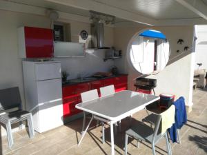 Kuchnia lub aneks kuchenny w obiekcie VILLA DOS-LAGOS
