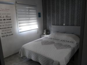 Łóżko lub łóżka w pokoju w obiekcie VILLA DOS-LAGOS