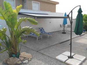Patio lub wspólna przestrzeń na świeżym powietrzu w obiekcie VILLA DOS-LAGOS