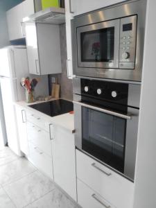 Kuchnia lub aneks kuchenny w obiekcie VILLA DOS-LAGOS