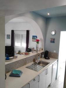 kuchnia ze zlewem i blatem w obiekcie VILLA DOS-LAGOS w mieście Torrevieja