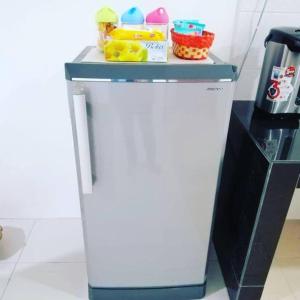 un frigorifero in cucina con bancone di Nur Zahra Sungkai Homestay a Sungkai