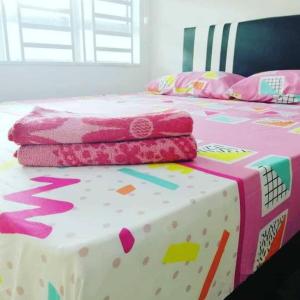 מיטה או מיטות בחדר ב-Nur Zahra Sungkai Homestay