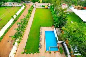 - une vue aérienne sur un jardin avec une piscine dans l'établissement V One Pride, à Jaipur