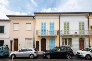 a group of cars parked in front of a building at Villino Simona in Viareggio