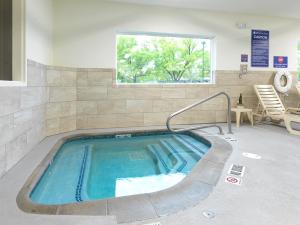 Bazén v ubytování Crystal Inn Hotel & Suites - West Valley City nebo v jeho okolí