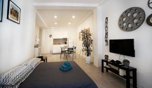 Il comprend un salon doté d'un canapé et d'une télévision à écran plat. dans l'établissement Casa4Casa, à Palerme