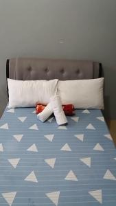 Una cama o camas en una habitación de Lucena Meg's Studio Apmnt Deluxe rm-Near SM-Wifi