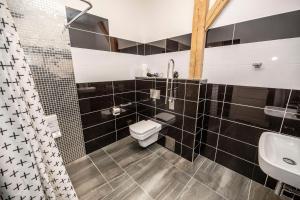 Koupelna v ubytování In Spirit, hotel v Rožnovském pivovaru - Pivní Lázně, Wellness & Čokoládovna