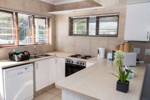 una cucina con lavandino e piano cottura forno superiore di Brenton Breakers a Brenton-on-Sea