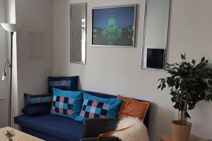 - un salon avec un canapé bleu et des oreillers dans l'établissement Ferienwohnung Hoffmann Grossdeuben EG, à Böhlen