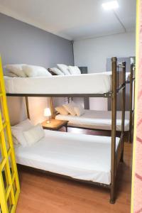Łóżko lub łóżka piętrowe w pokoju w obiekcie La Chimba Hostel