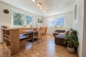 uma cozinha e sala de estar com uma mesa e um sofá em Apartment Valentina em Neustift im Stubaital