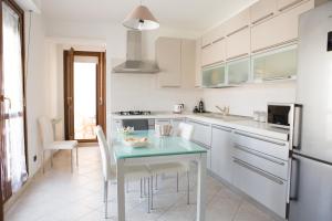 A kitchen or kitchenette at Viona Apartments