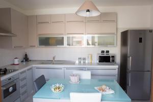 A kitchen or kitchenette at Viona Apartments