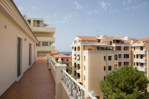 een balkon van een appartementencomplex met gebouwen bij Viona Apartments in Alghero