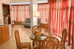 a living room with a table with a bowl of fruit at Tropical Keys in Paramaribo