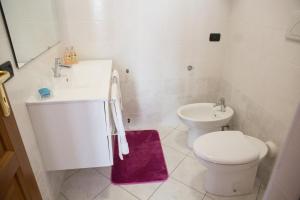 A bathroom at Viona Apartments