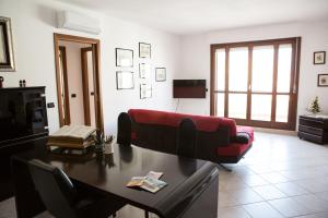 A television and/or entertainment centre at Viona Apartments