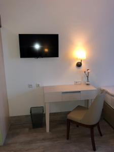 TV a/nebo společenská místnost v ubytování A&M Hotel Barsinghausen