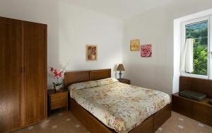Un dormitorio con una cama grande y una ventana en B&B Angelide, en Anacapri