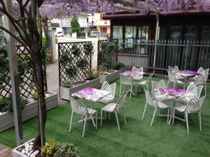 Um restaurante ou outro lugar para comer em Albergo Ristorante Protti