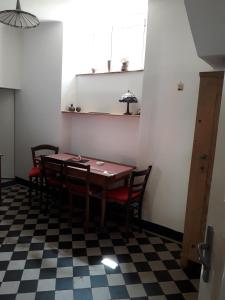 uma sala de jantar com uma mesa e cadeiras num piso em xadrez em Ferienapartment Luise em Reil