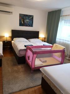 ein Schlafzimmer mit zwei Betten mit einem Koffer drauf in der Unterkunft Apartmány Centro in Piešťany