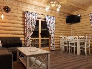 uma sala de estar com uma mesa e uma sala de jantar em Cicha Polana em Szczyrk