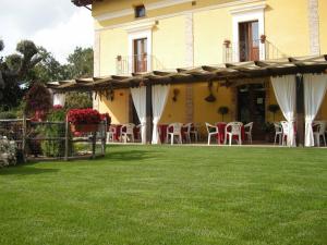a house with a yard with chairs and tables at Agriturismo La Rosa Dei Venti in Lanciano